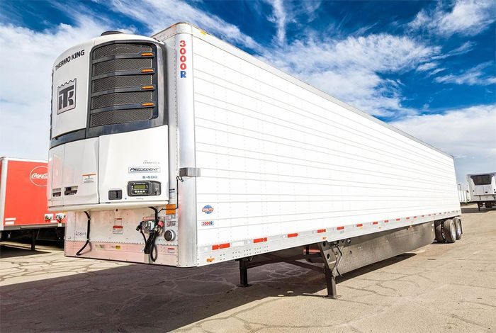 Reefer trailer for temperature-controlled road freight